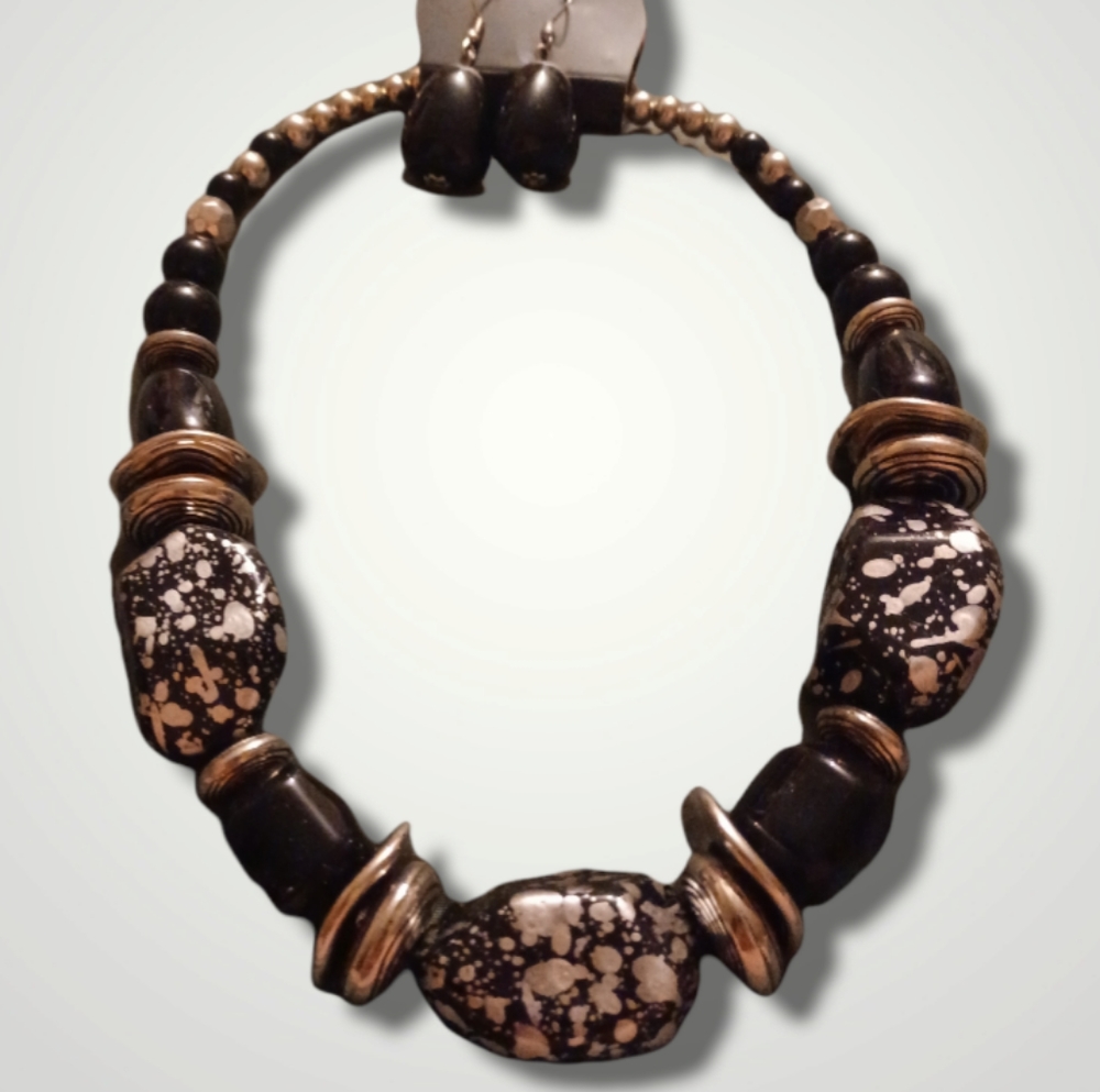 Paparazzi chunky necklace with matching earrings